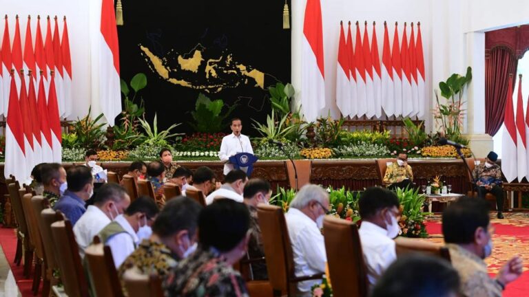 Pimpin Sidang Kabinet, Jokowi Ingatkan Gejolak Ekonomi Dunia